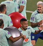 包含加时末段里尔备战NBA季后赛；复出首秀细节曝光；气氛紧张；资深球员宣示担当的词条